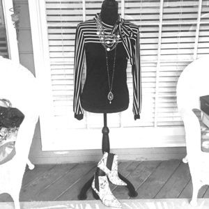 🌺🌺Black & White Fashion Top🌺🌺